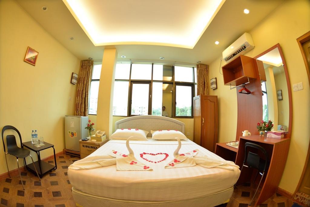 New Golden Forward Hotel Yangon Exteriör bild