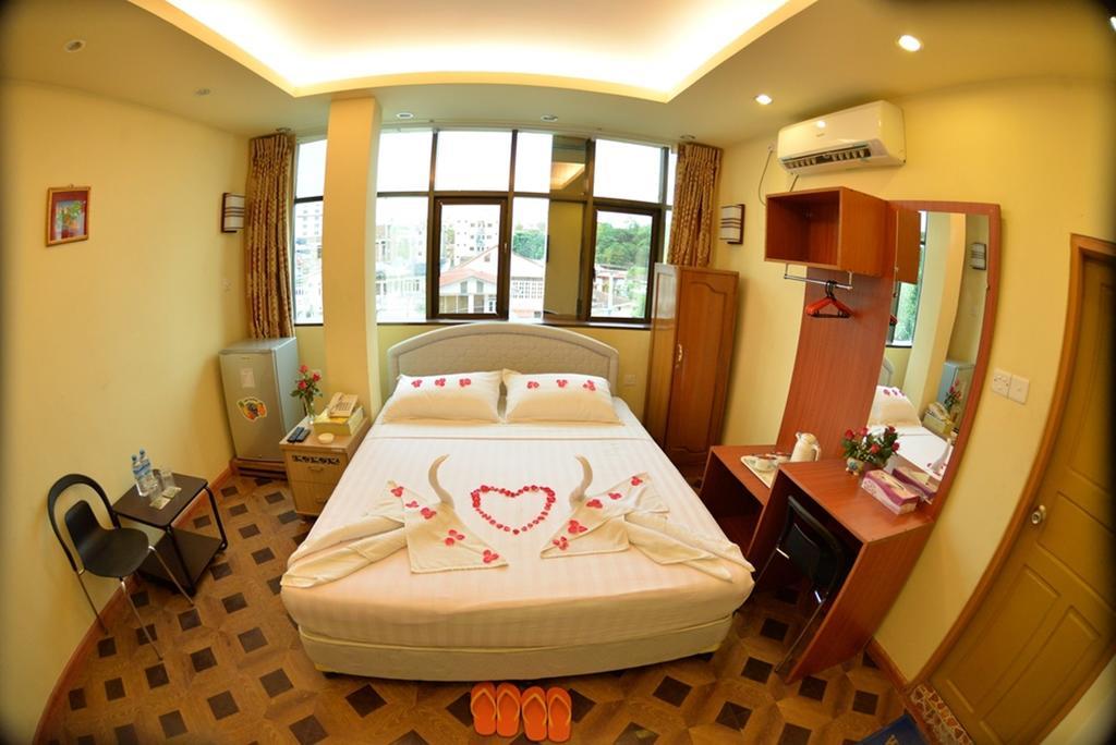 New Golden Forward Hotel Yangon Exteriör bild