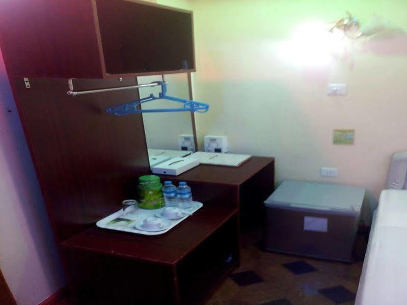 New Golden Forward Hotel Yangon Exteriör bild