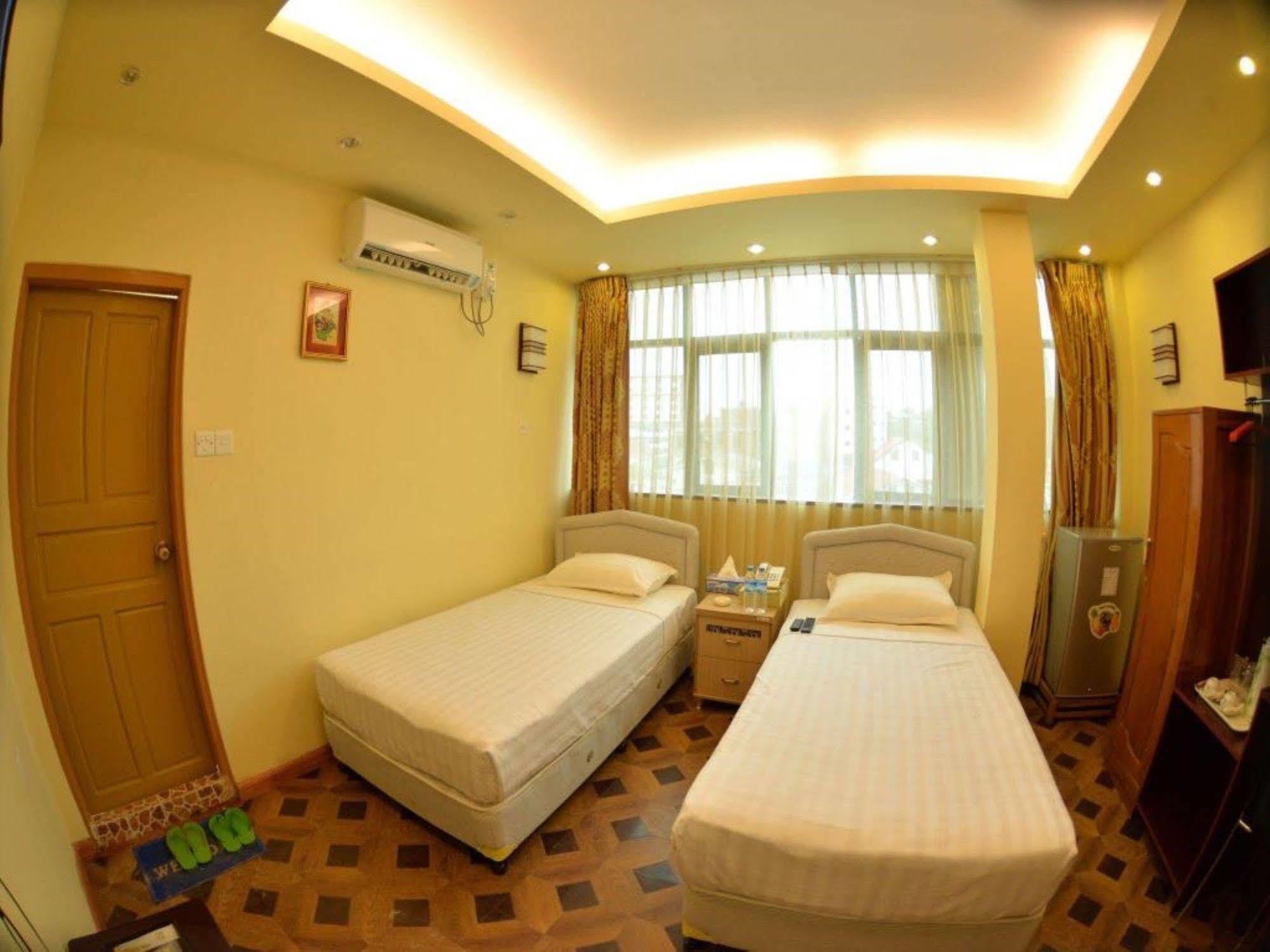 New Golden Forward Hotel Yangon Exteriör bild