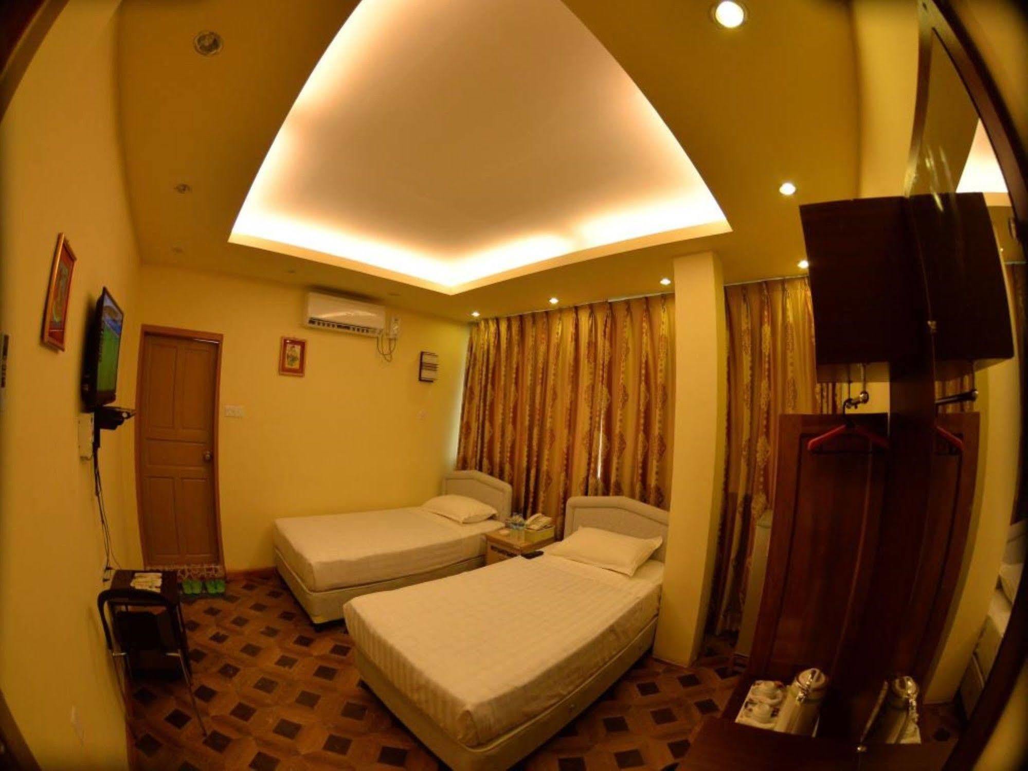 New Golden Forward Hotel Yangon Exteriör bild