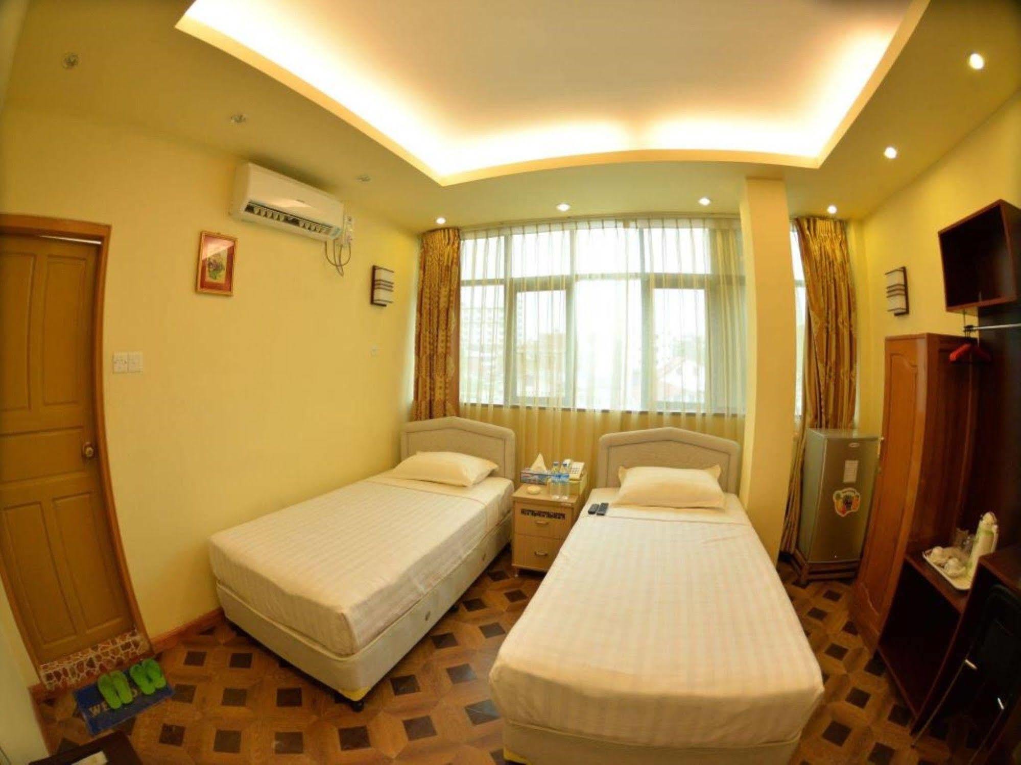 New Golden Forward Hotel Yangon Exteriör bild