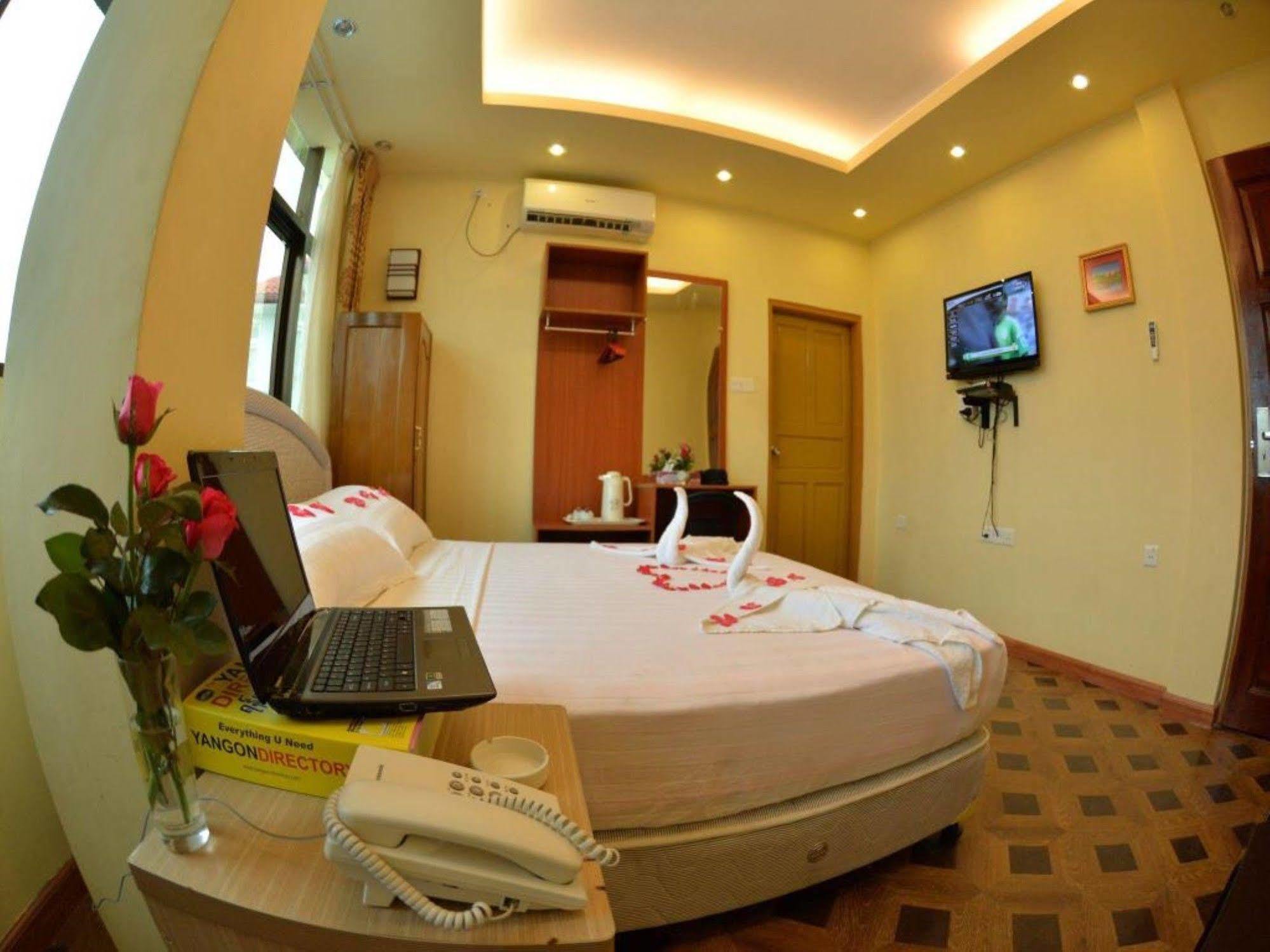 New Golden Forward Hotel Yangon Exteriör bild