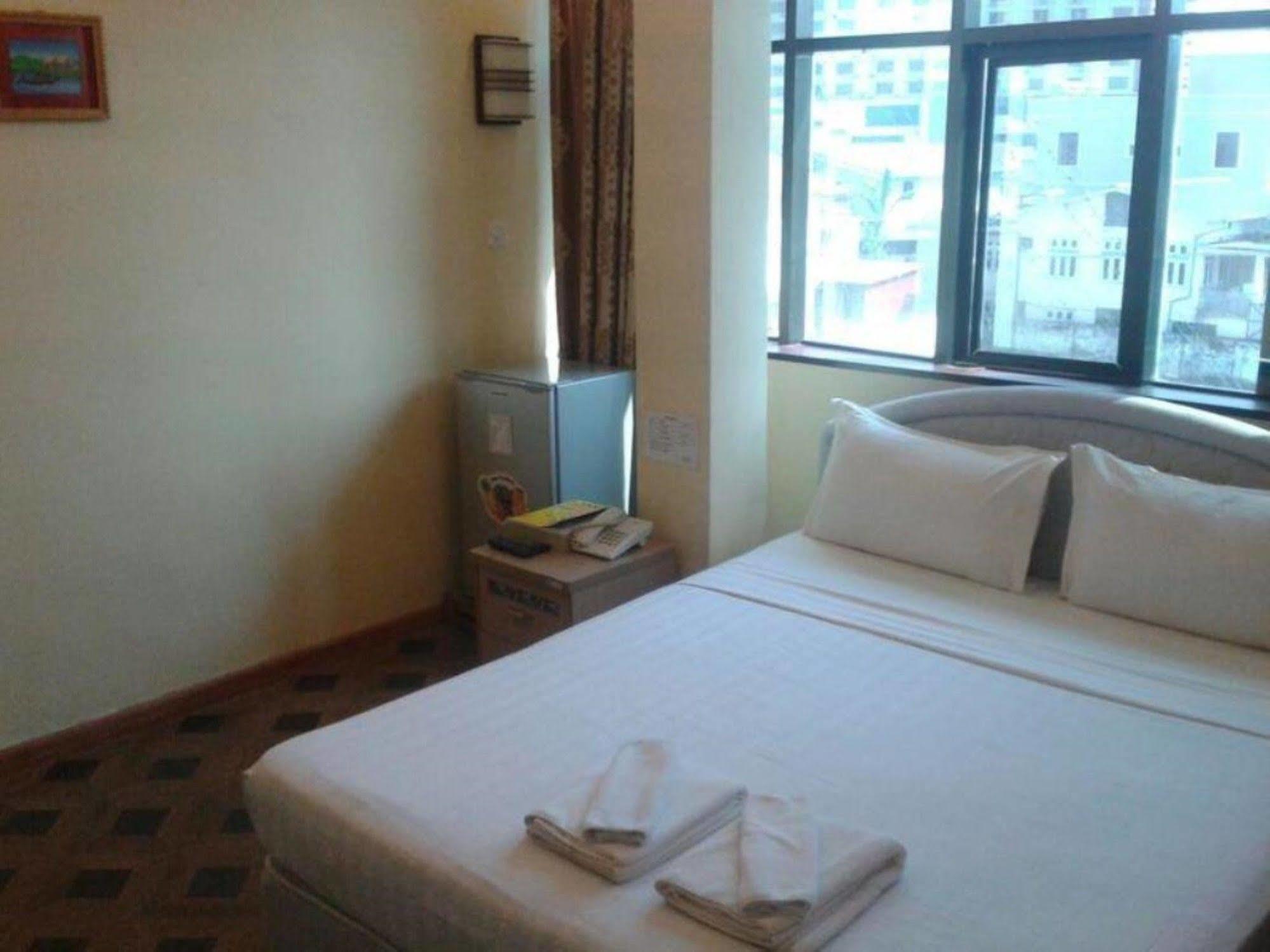 New Golden Forward Hotel Yangon Exteriör bild