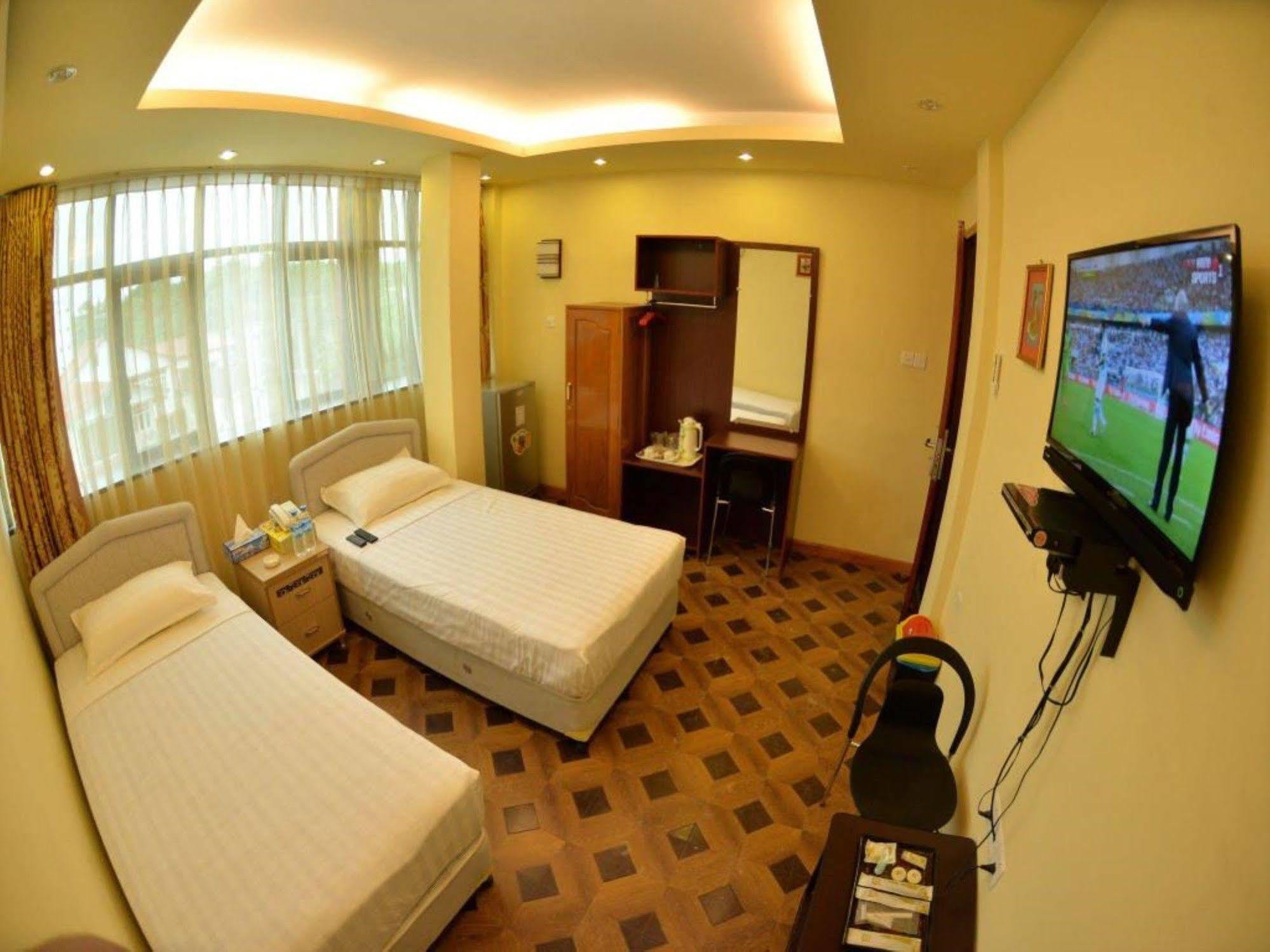 New Golden Forward Hotel Yangon Exteriör bild