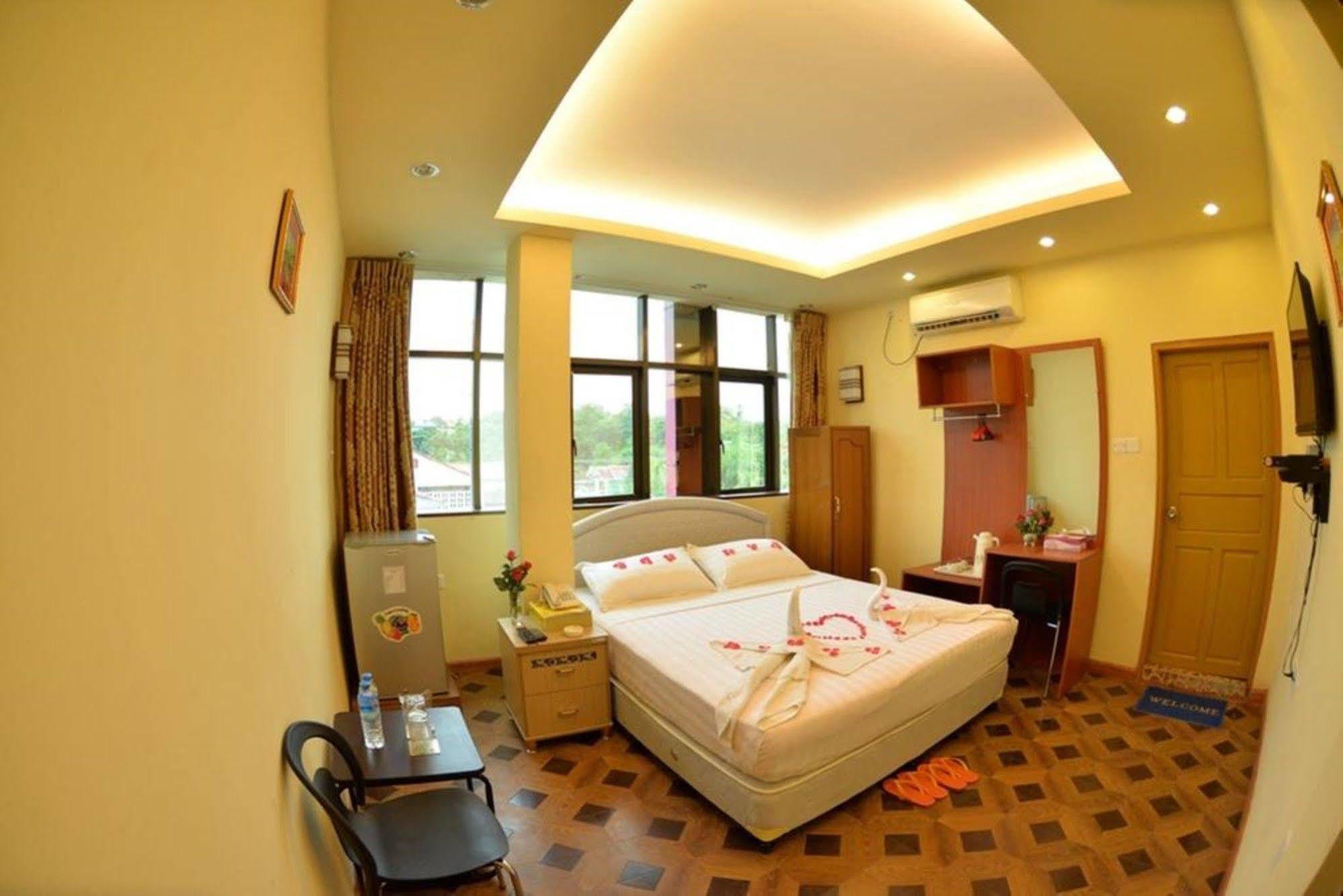New Golden Forward Hotel Yangon Exteriör bild